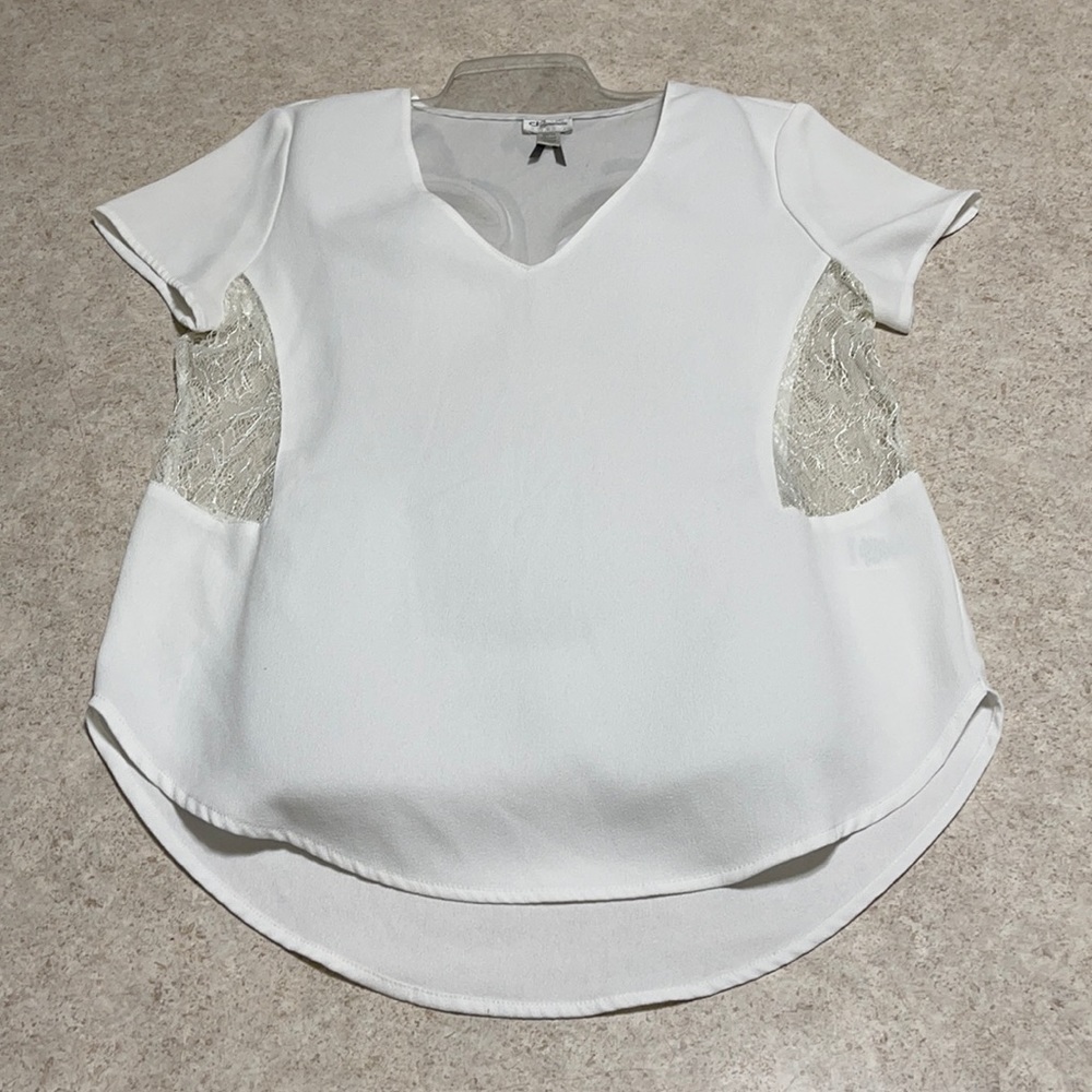 DYNAMITE WHITE CREPE & LACE SIDE PANEL V-NECK SHORT SLEEVE BLOUSE